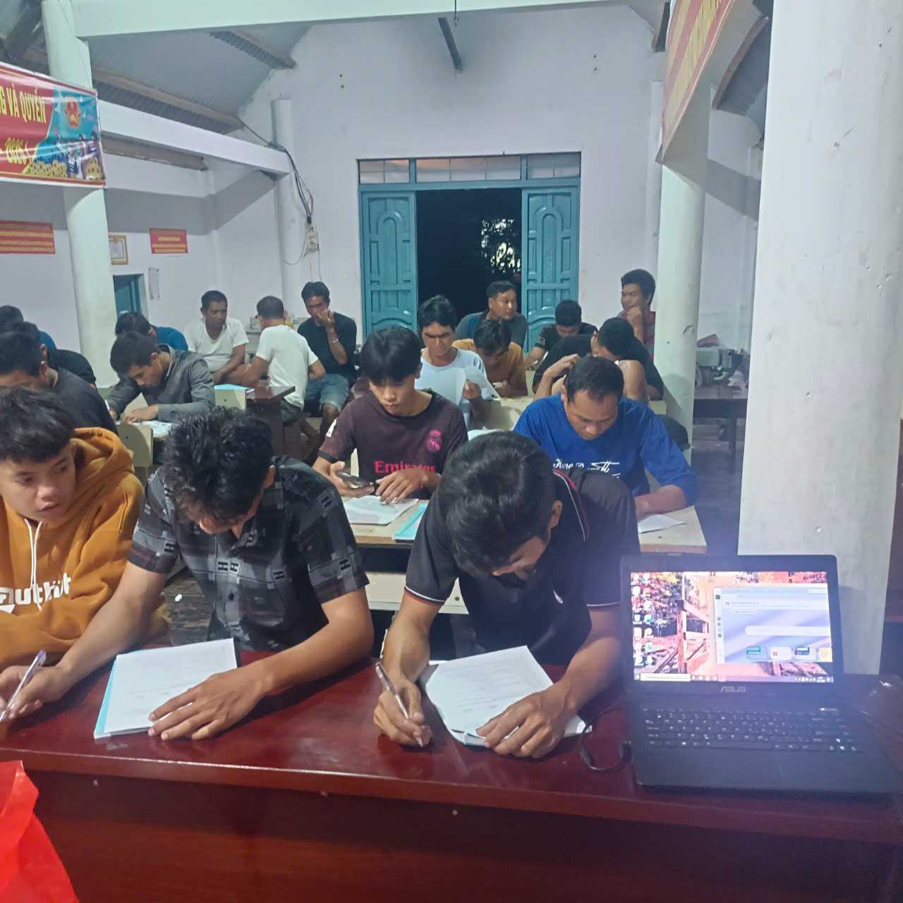 Phan lon hoc vien trong lop da co the sua chua thanh thao cac thiet bi may moc nong nghiep. Anh: Bao Lam