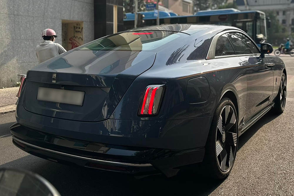 Rolls-Royce Spectre electric car with Ha Tinh auction license plate, owned by a collector in Ho Chi Minh City. Photo: Phong Diep