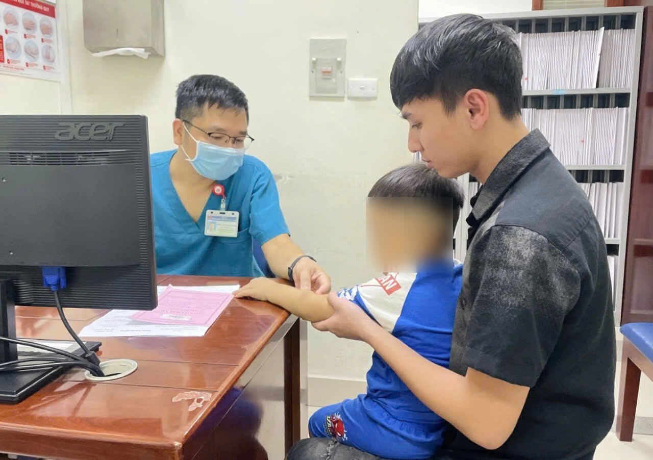 Mr. Thanh and Ms. Phuong are facing a cost of up to 1.3 billion VND to get a bone marrow transplant to save the life of their 4-year-old son. Photo: Dieu Anh