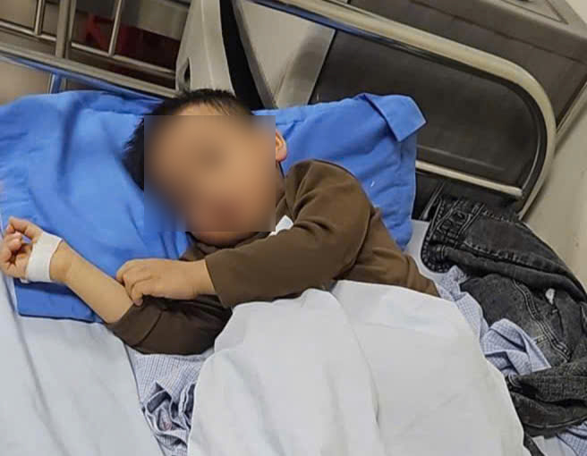 Chau Nguyen Tien Dat hien dang duoc dieu tri tai Vien Huyet hoc - Truyen mau Trung uong. Anh: Dieu Anh 