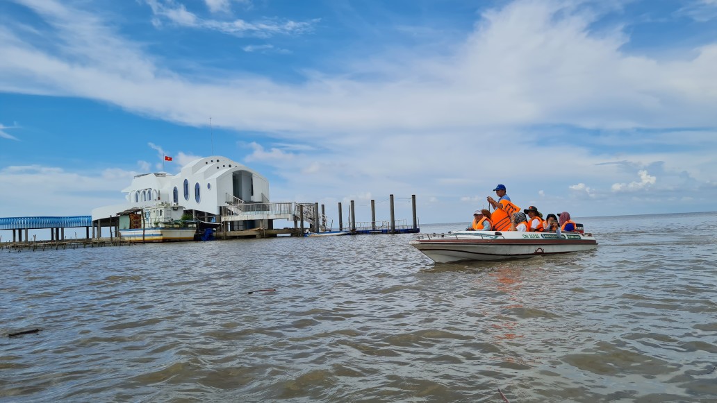 Dua khach ra khu bai boi chop Mui Ca Mau. Anh: Nhat Ho
