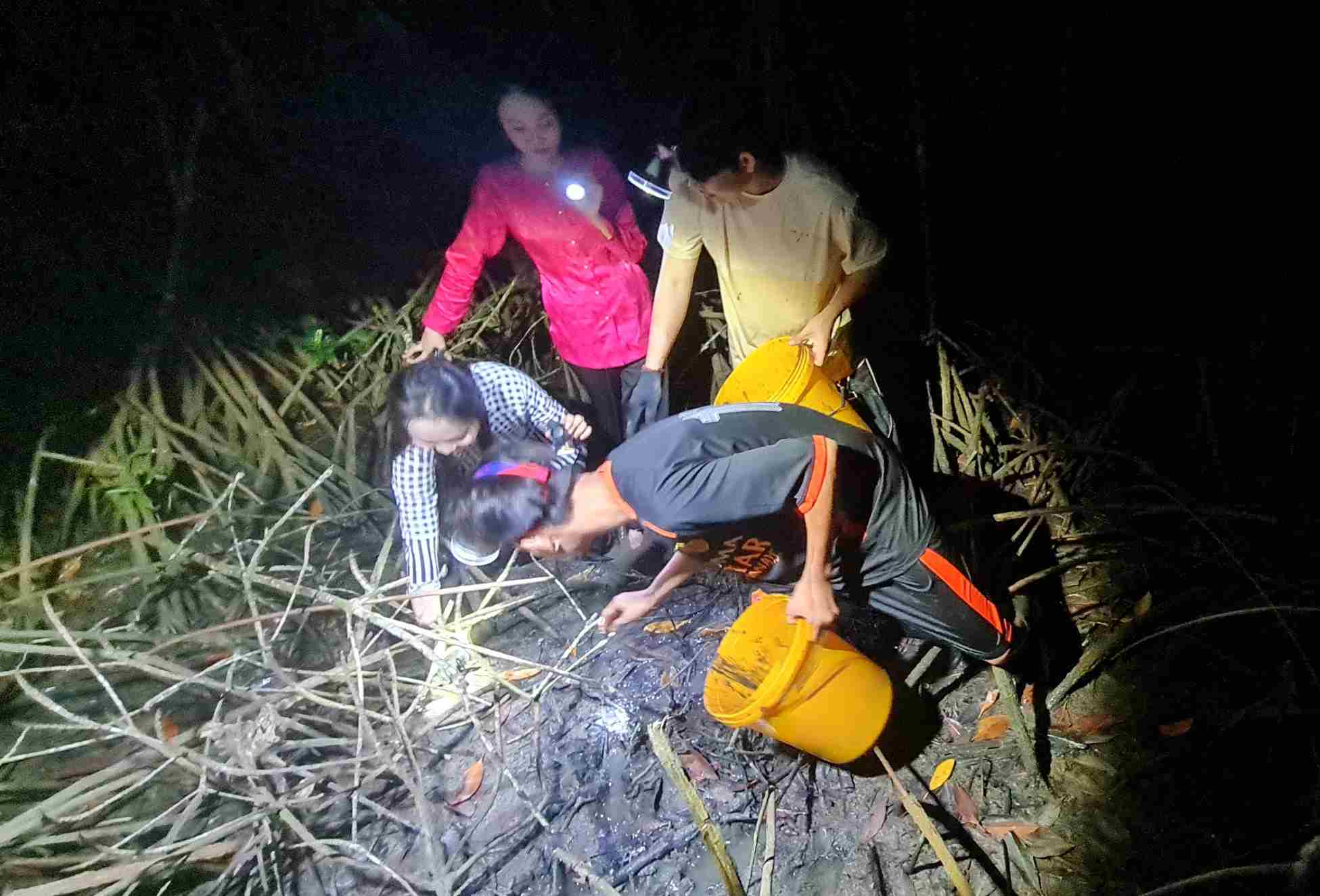 Cung du khach bat ba khia tai diem du lich Hoang Hon, Dat Mui, Ca Mau. Anh: Nhat Ho