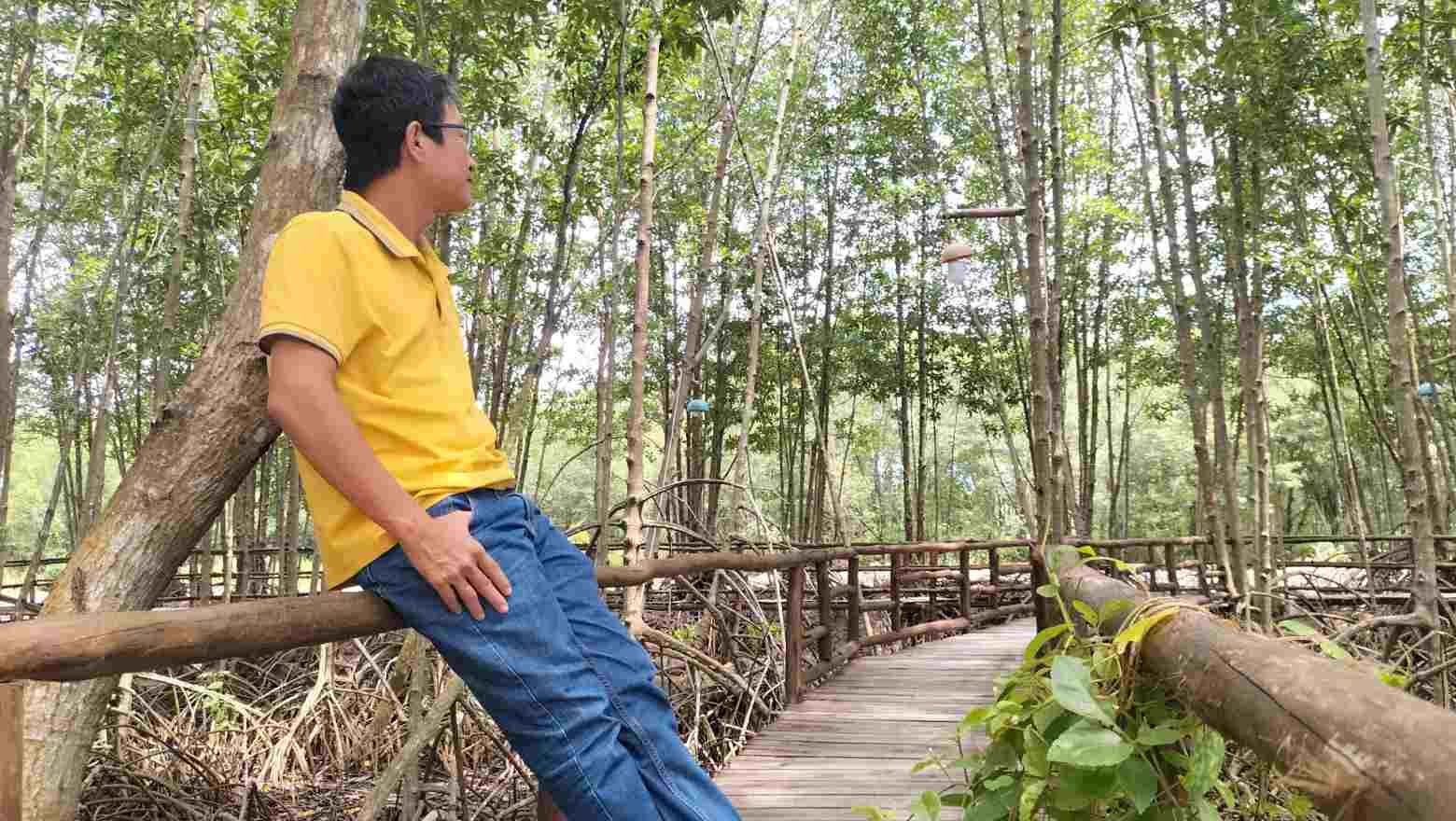 Du khach thich thu khi di vao rung tai diem du lich Hoang Hon, Dat Mui, Ca Mau. Anh: Nhat Ho