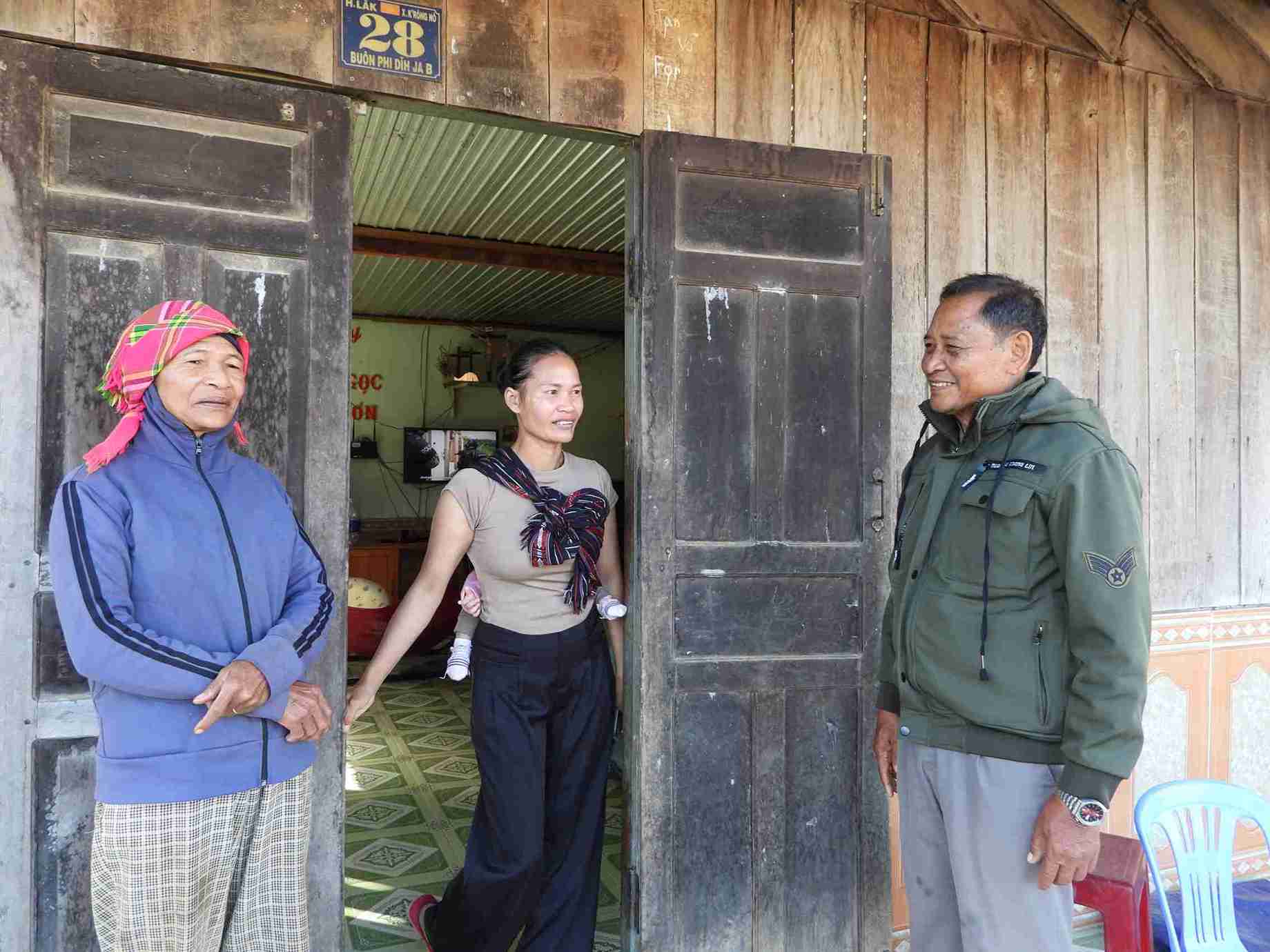 Nguoi uy tin, truong buon dang dong vai tro quan trong trong viec tuyen truyen pho bien phap luat cho ba con. Anh: Bao Lam