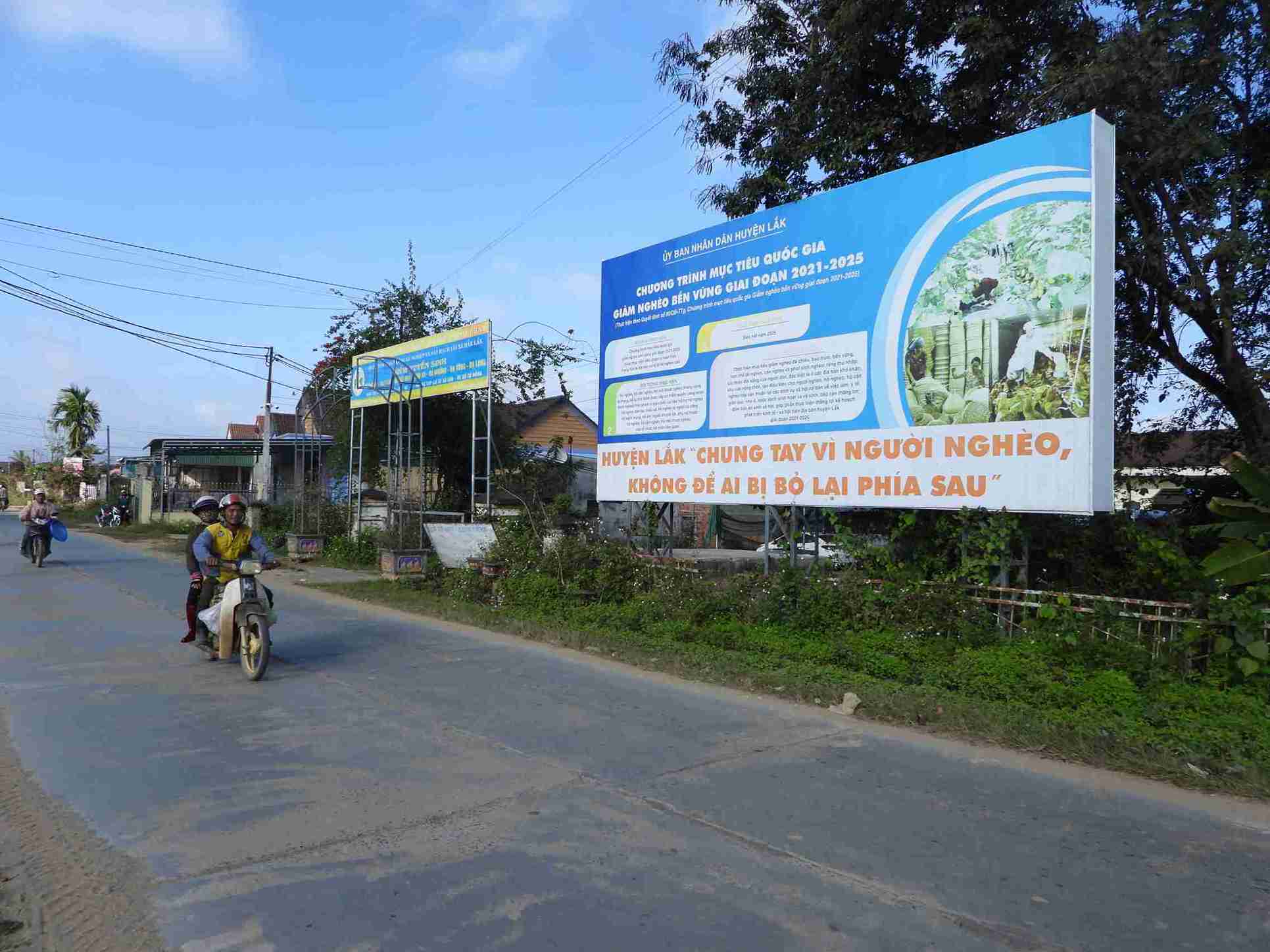 Before implementing the two-level local government, the People's Committee of Krong No commune had spread and propagated policy programs to disadvantaged villages. Photo: Bao Lam