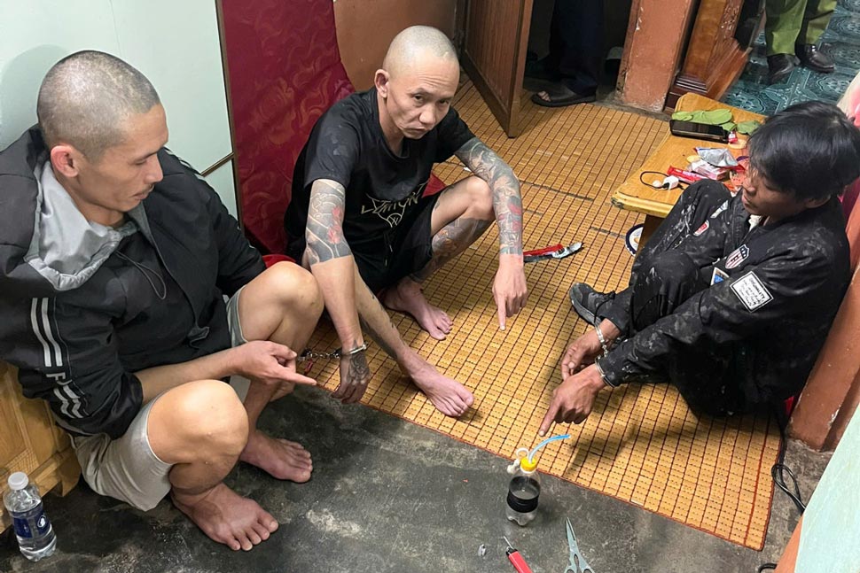 Công an tỉnh Gia Lai bắt quả tang các đối tượng sử dụng, tàng trữ chất ma túy. Ảnh: Công an