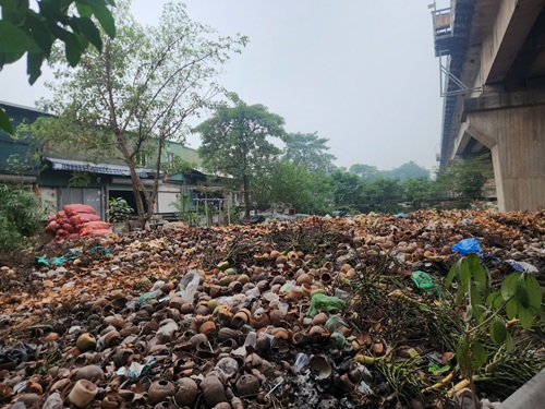 Bãi xơ dừa dưới chân cầu Thăng Long tiềm ẩn nguy cơ tai nạn, cháy nổ. Ảnh: Minh Hạnh 