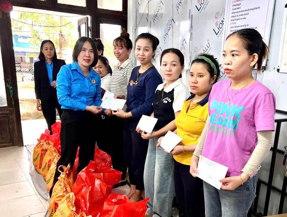 El Sindicato de la comuna de Nam Phuoc Da Nang entrega 17 obsequios de apoyo a miembros del sindicato y trabajadores en circunstancias dificiles. Foto: Sindicato de Da Nang.