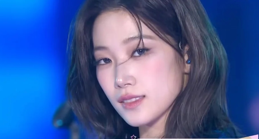 Kazuha LE SSERAFIM canta musica de Jungkook BTS. Foto: Lotte.