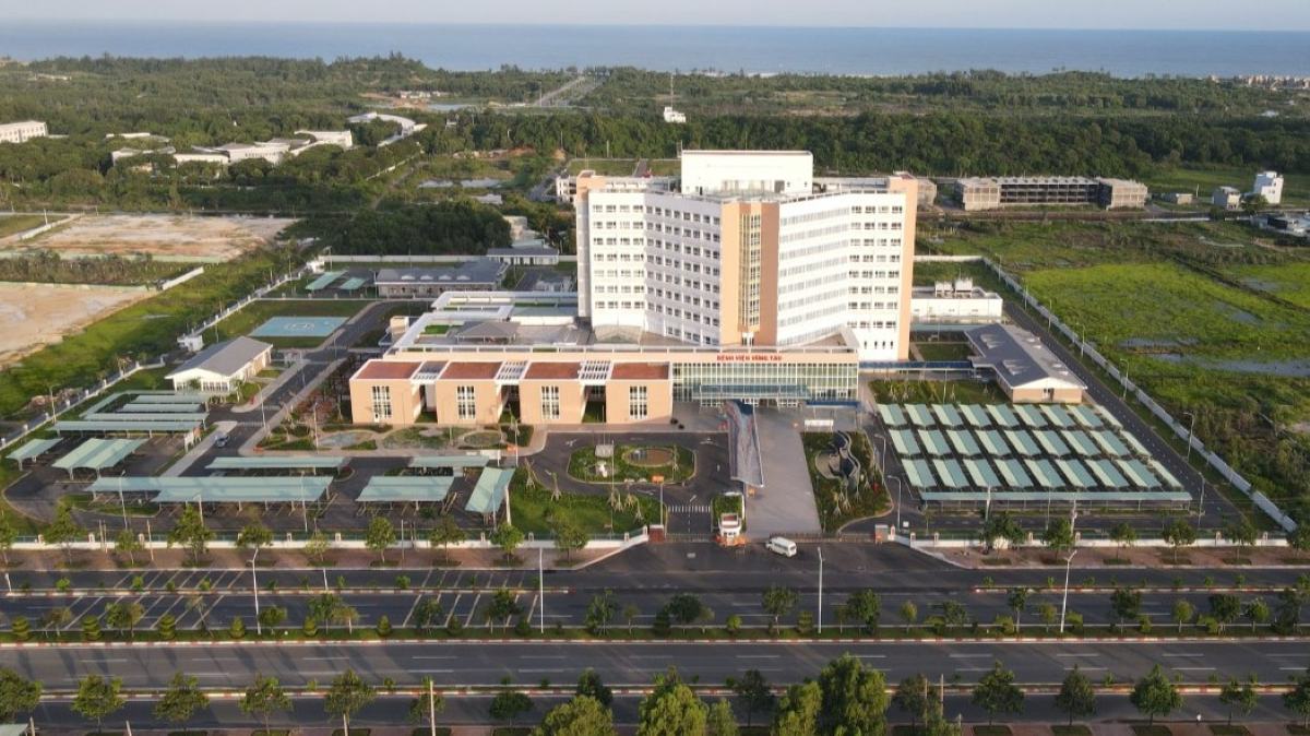 With the support of Gia Dinh People's Hospital, a serious multiple injuries case was successfully operated on at Vung Tau General Hospital. Photo: Khanh Nam