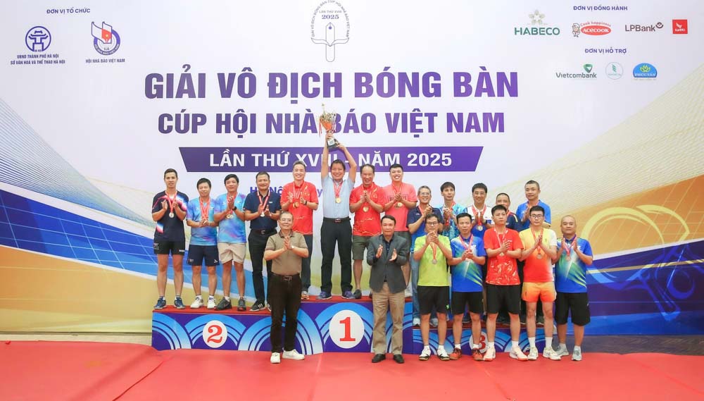 Ban To chuc da trao 56 bo huy chuong cho 106 VDV tai 14 noi dung thi dau don, doi va dong doi.