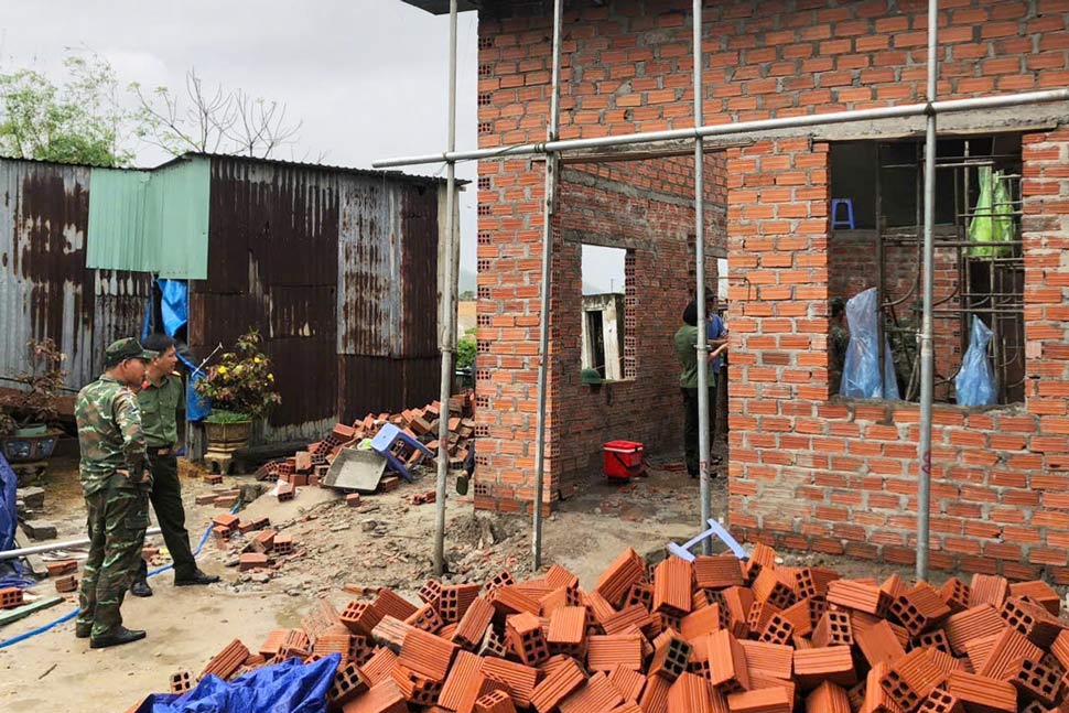Nhung ngoi nha duoc luc luong cong an xay dung than toc. Anh: Cong an