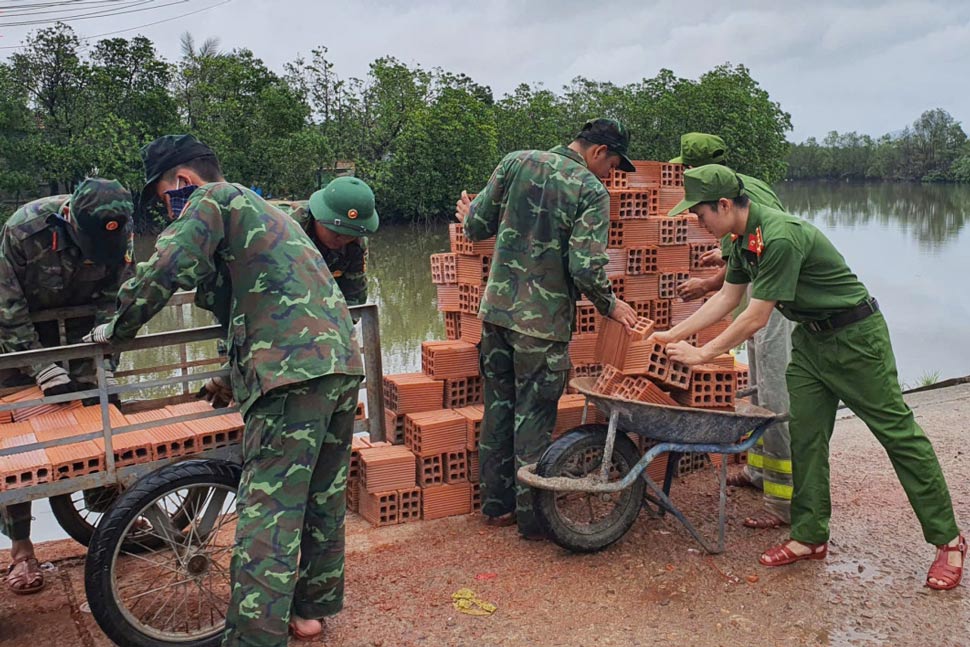 The military and police forces of Gia Lai province help people rebuild shelters after storms and floods. Photo: Police