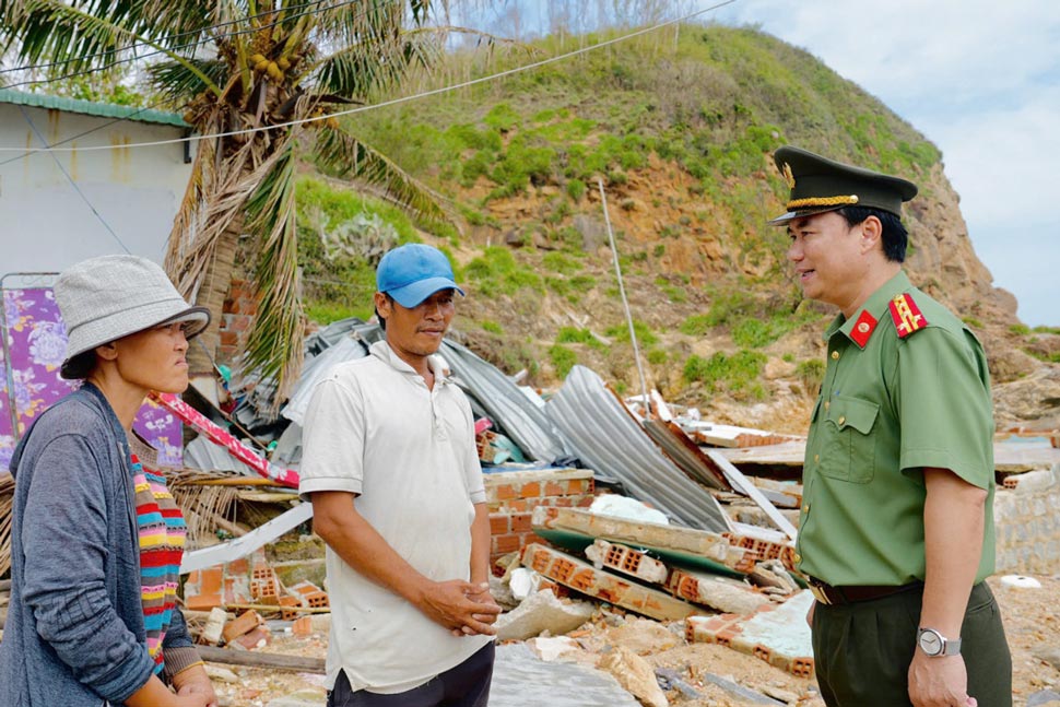 Dai ta Duong Van Long - Pho Giam doc Cong an tinh Gia Lai - kiem tra tien do trien khai “Chien dich Quang Trung“. Anh: Cong an