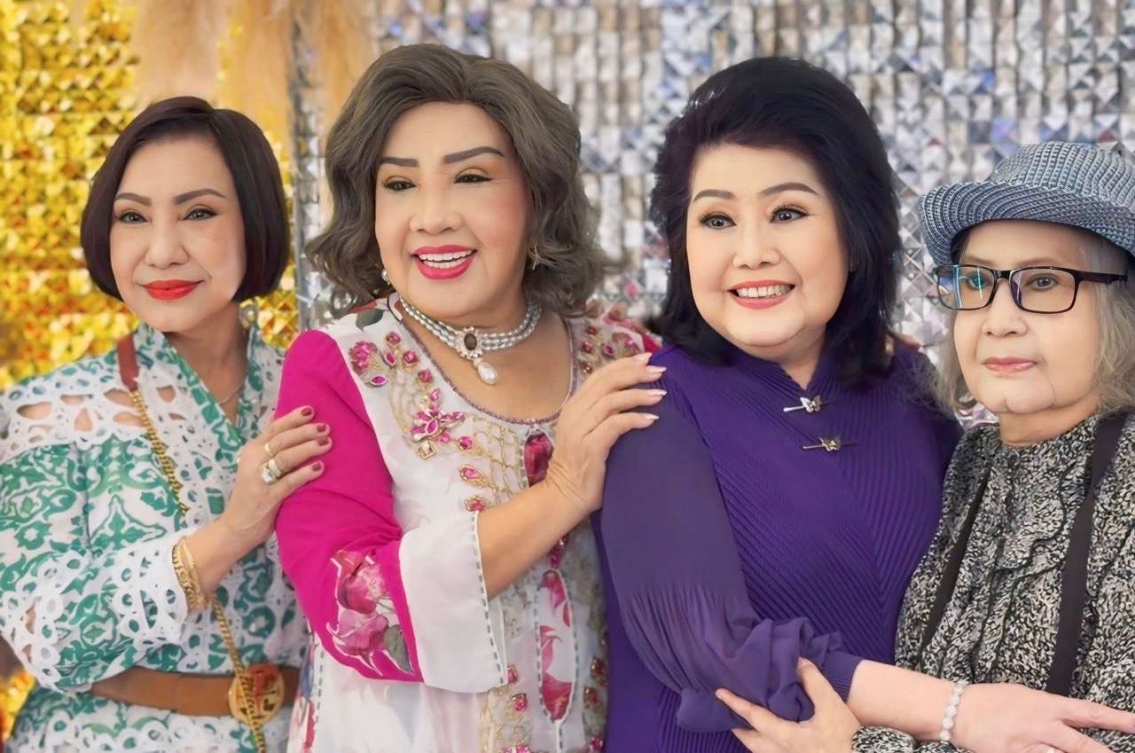 Nghe si Phuong Lien hoi ngo cac dong nghiep nhu NSND Le Thuy, Dieu Hien. Anh: Nghe si cung cap.