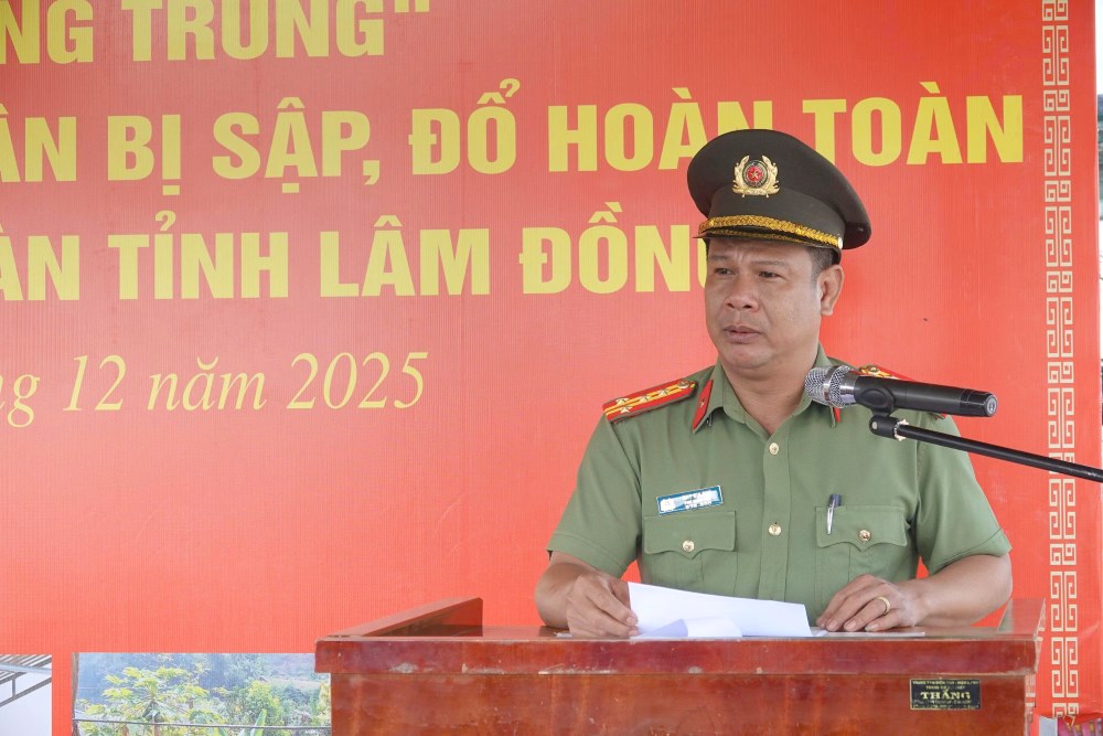 Dai ta Nay Gia Phu - Pho Giam doc Cong an tinh phat bieu tai Le Khanh thanh. Anh: Nhu Y