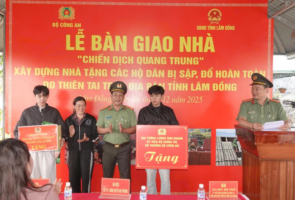 Trao qua cua Bo truong Bo Cong an va Giam doc Cong an tinh cho gia dinh chi Lan. Anh: Nhu Y