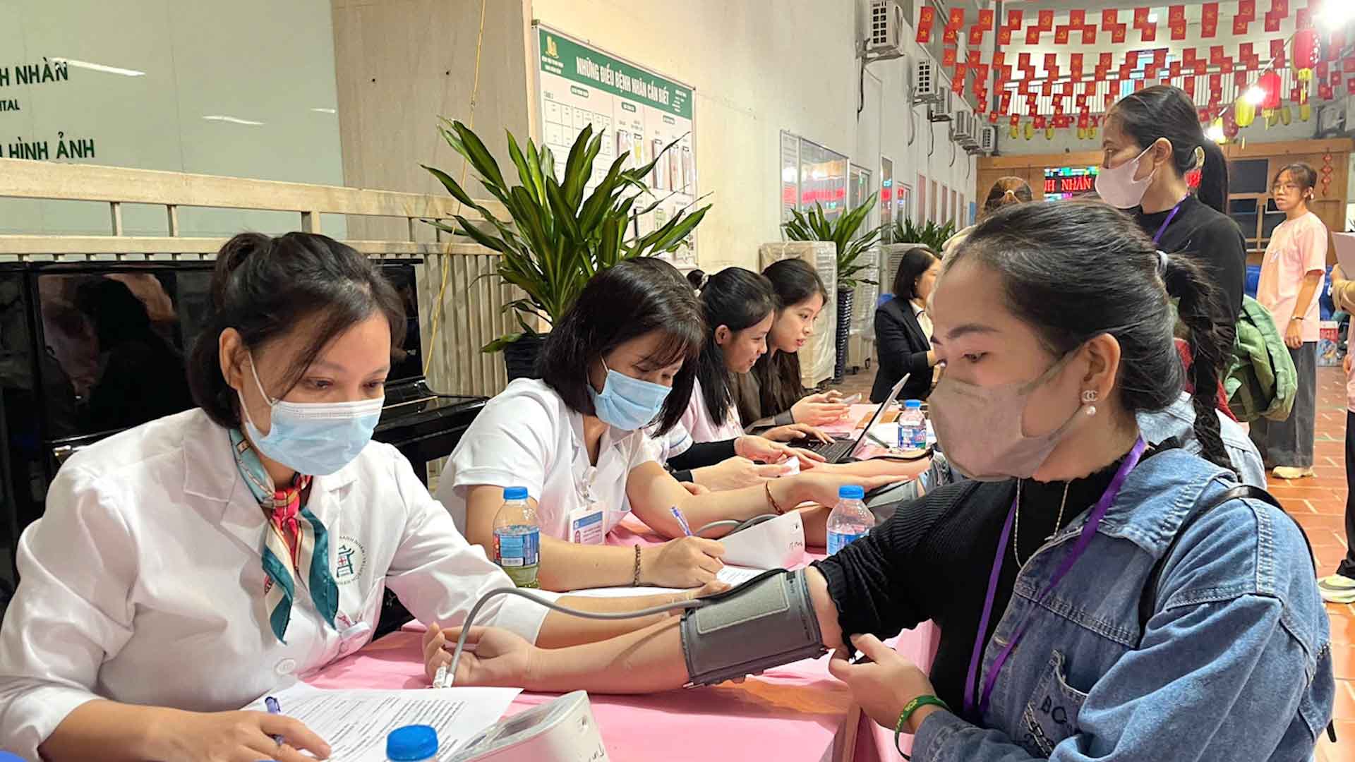 600 phu nu yeu the duoc kham mien phi, tam soat som ung thu co tu cung Anh: Cao Thom