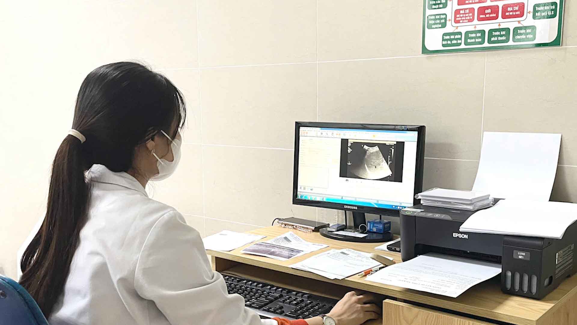 Bac si thuc hien sieu am, kham sang loc nham phat hien som nguy co ung thu co tu cung. Anh: Cao Thom 