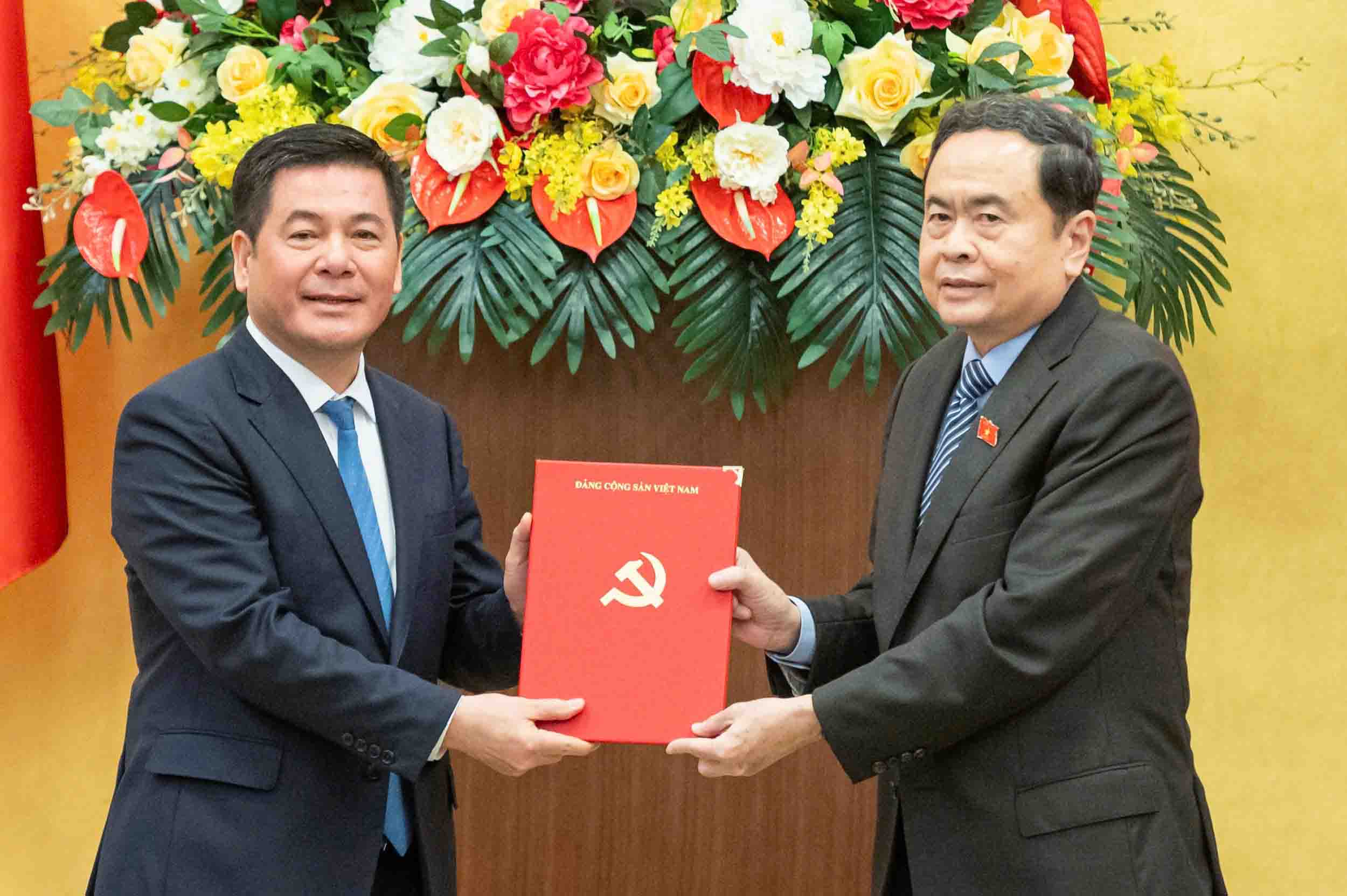 Uy vien Bo Chinh tri, Chu tich Quoc hoi Tran Thanh Man trao quyet dinh cua Bo Chinh tri ve cong tac can bo cho ong Nguyen Hong Dien. Anh: Pham Thang.