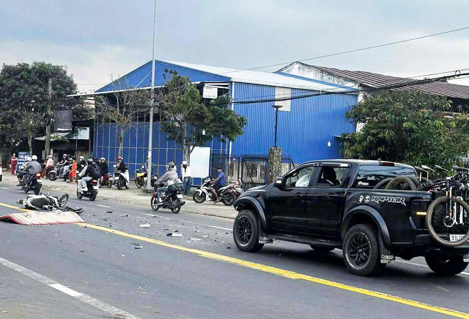 Escena del accidente entre una motocicleta y una camioneta que causo la muerte de una mujer en Lam Dong en el acto. Foto: Phuc Khanh