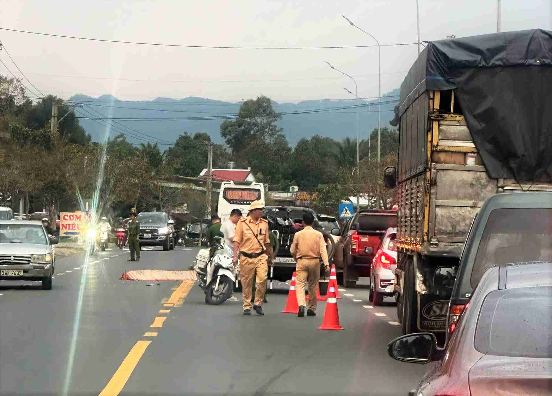 Co quan cong an kham nghiem hien truong vu tai nan. Anh: Phuc Khanh 