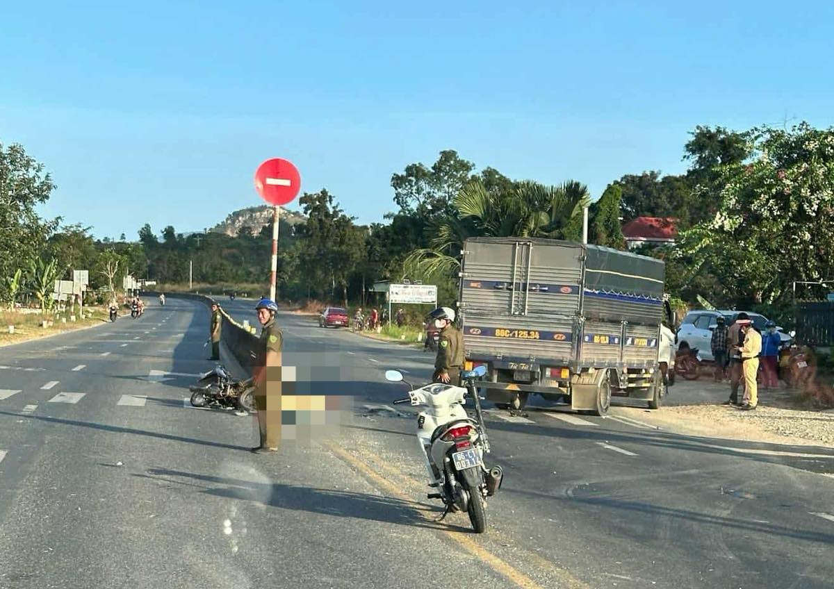 Hien truong xay ra vu tai nan khien 1 nguoi tu vong tai cho. Anh: Duy Tuan 