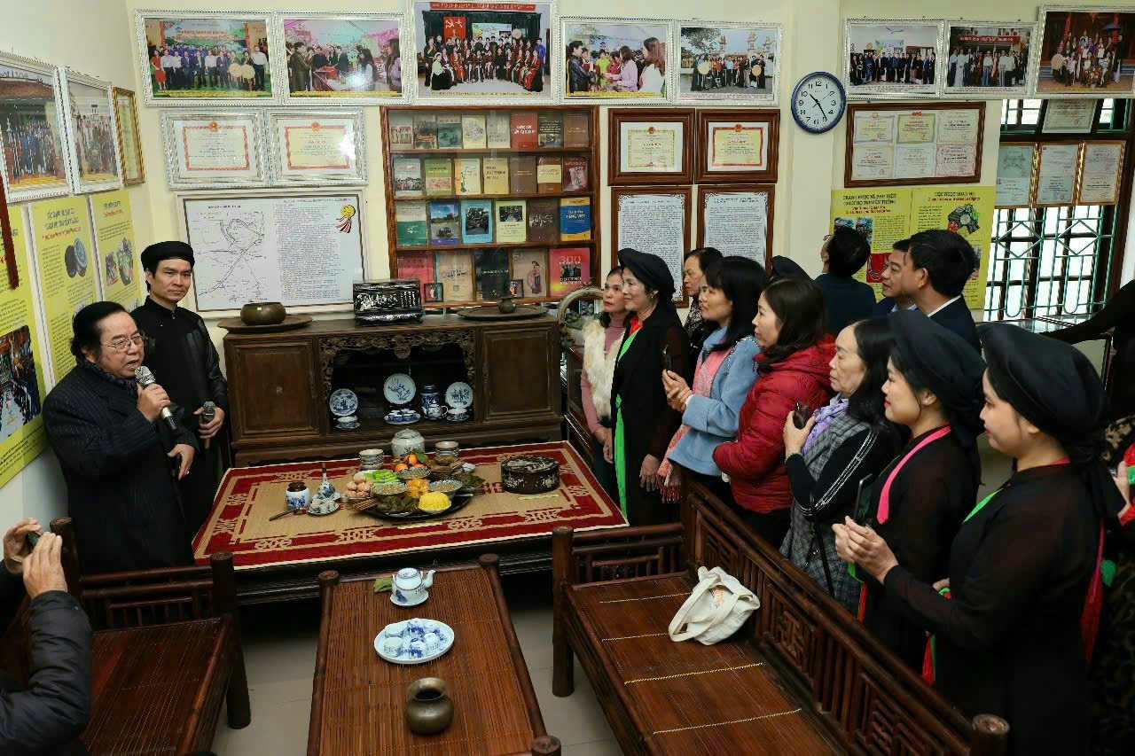 An introduction to areca flower cake was attended by Meritorious Artist Xuan Mui and the brothers and sisters of the Hoai Trung Quan Ho Club. Photo: Character provided