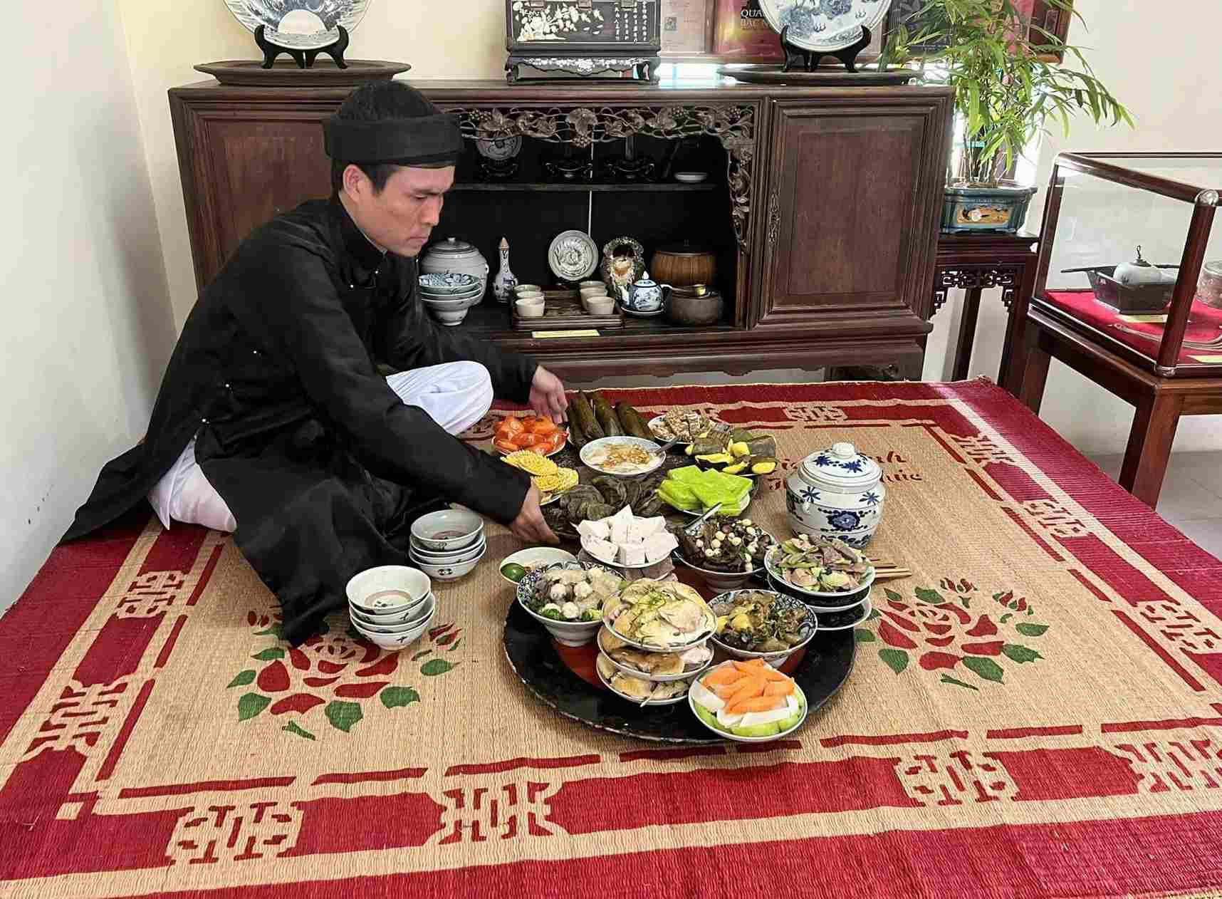 Lien anh Duong Duc Thang chuan bi mam com Quan ho tiep khach toi choi. Anh: Duong Duc Thang