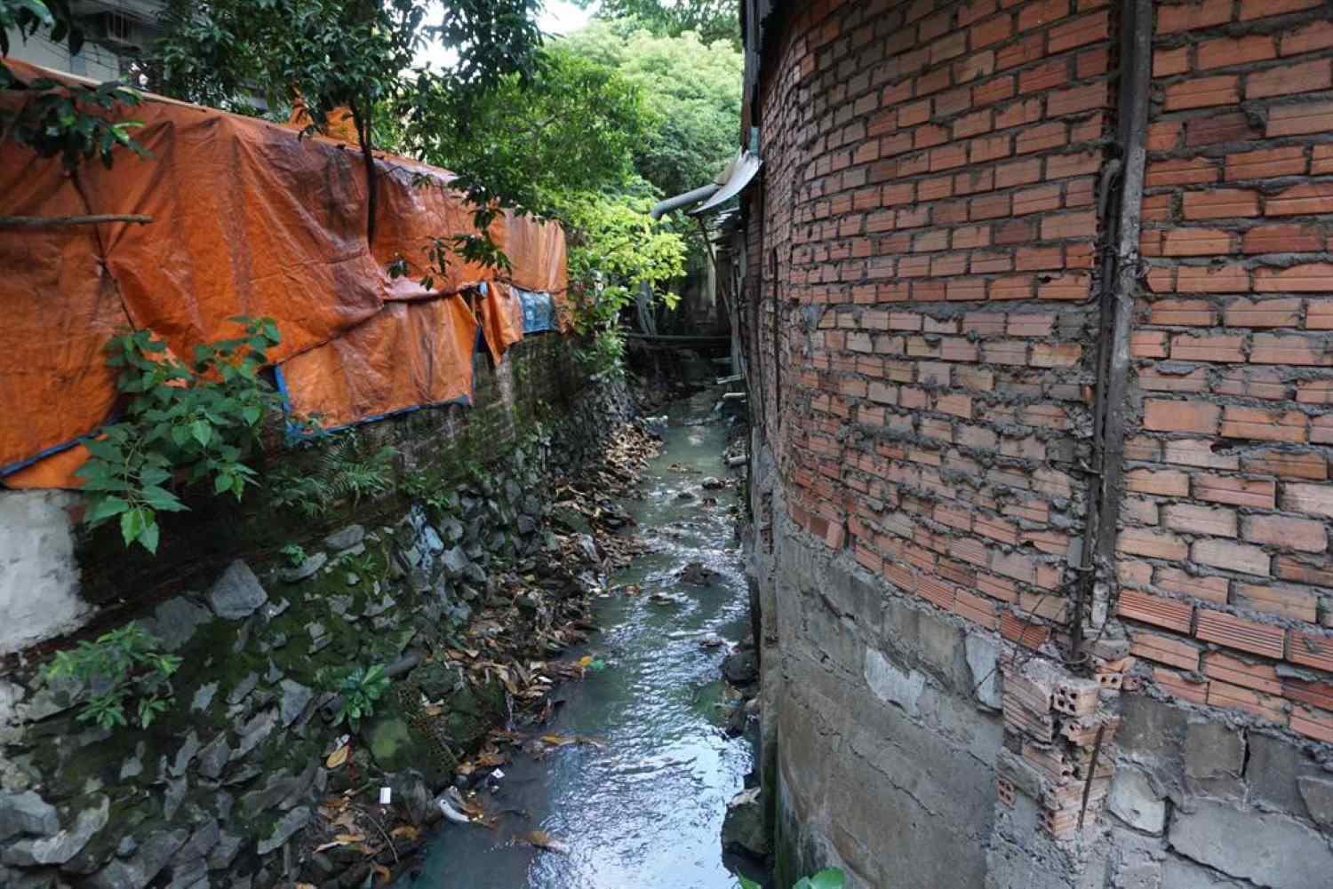 Kenh A41 truoc day bi nha cua lan chiem, thu hep dong chay.  Anh: Minh Quan