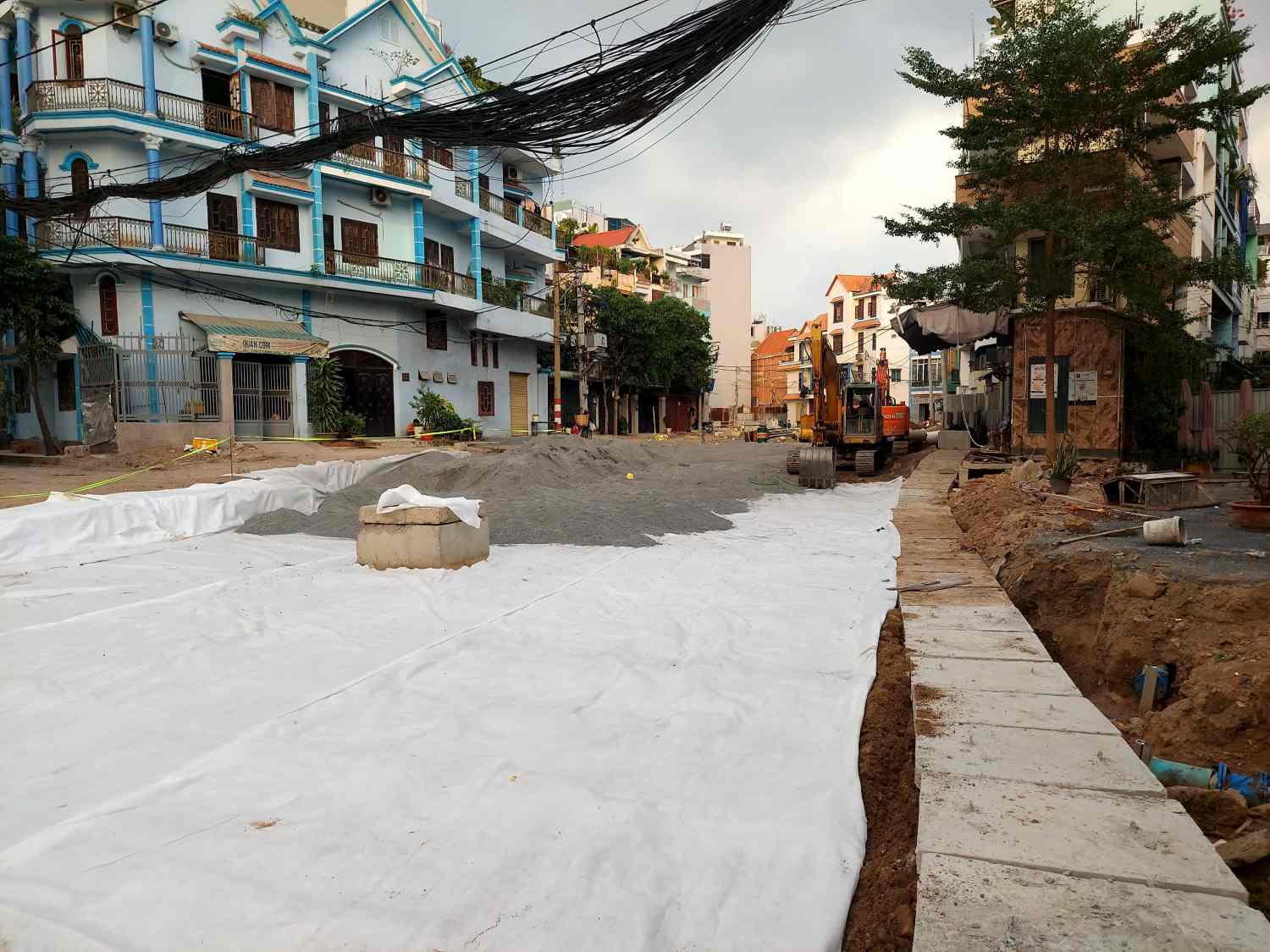 Trai da lam duong phia tren kenh A41.  Anh: Minh Quan