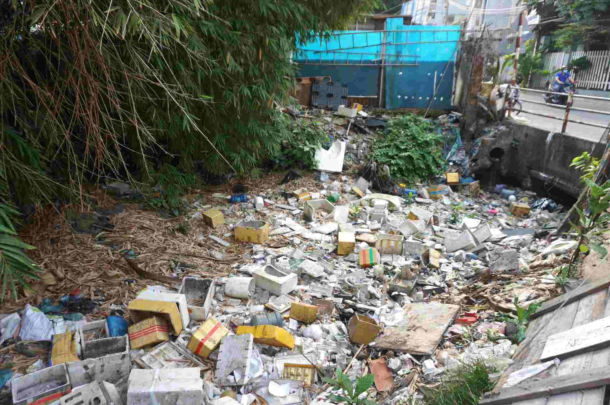 Kenh A41 truoc day ngap trong rac.  Anh: Minh Quan