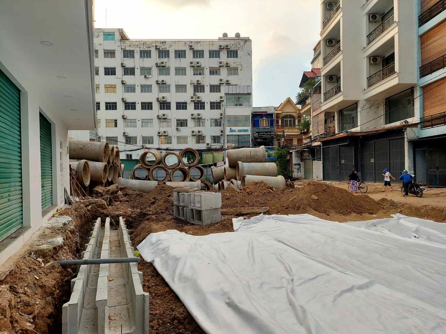 Doan kenh A41 gan duong Cong Hoa da duoc lap dat cong hop, hien dang thi cong mat duong va via he. Anh: Minh Quan