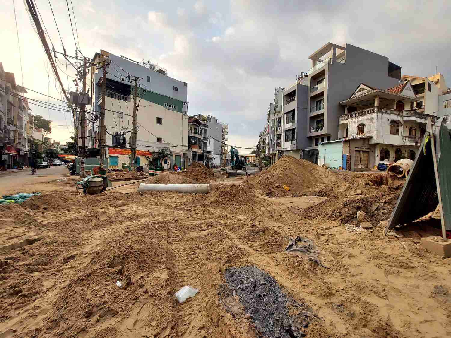 Kenh A41 duoc lap cong hop, phia tren lam duong rong 12 m cho 4 lan xe chay.  Anh: Minh Quan