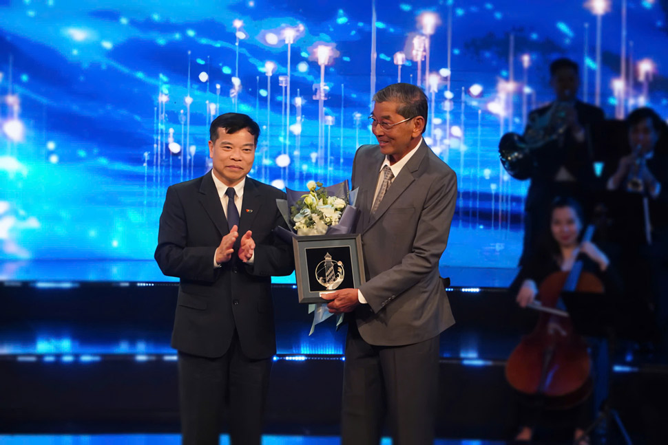 Telling a scientific story through persistent journeys behind the spotlight