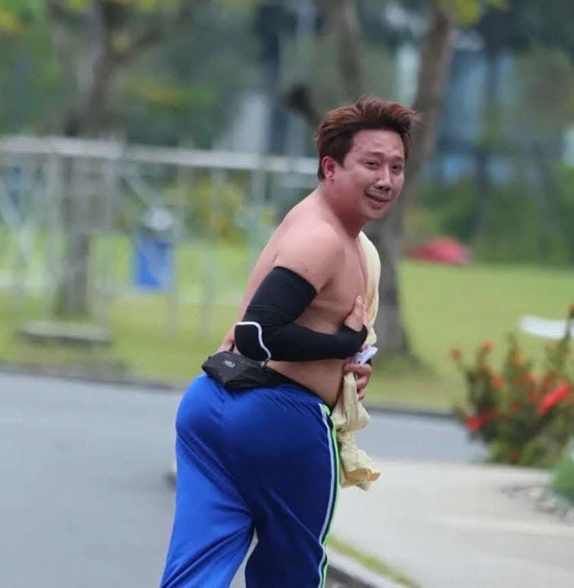 Tran Thanh gay chu y voi than hinh tron tria. Anh: Cat tu video.