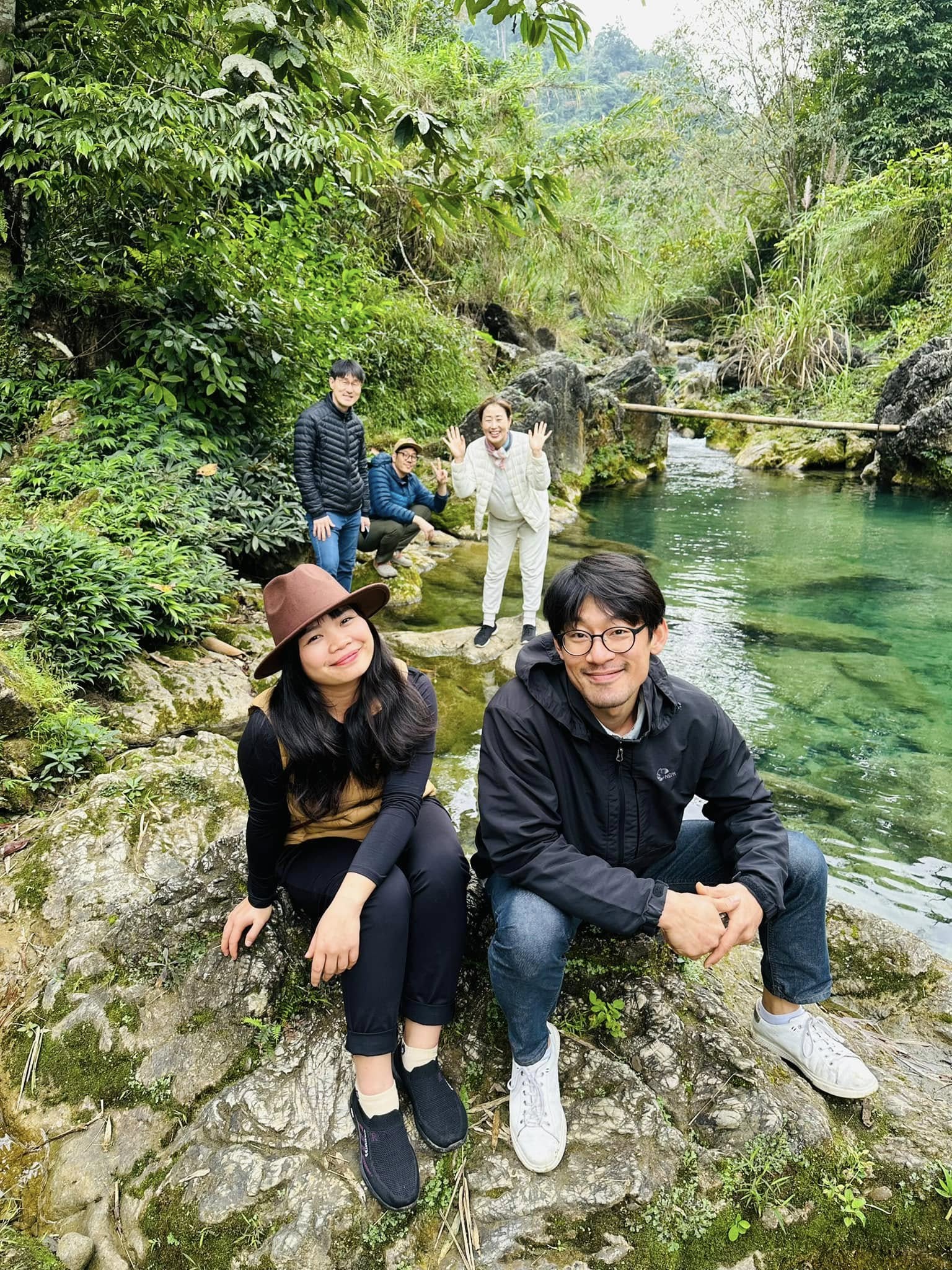 Hoang Thi Xoi dan nhom khach Han Quoc di suoi Nam Chan. Anh: NVCC