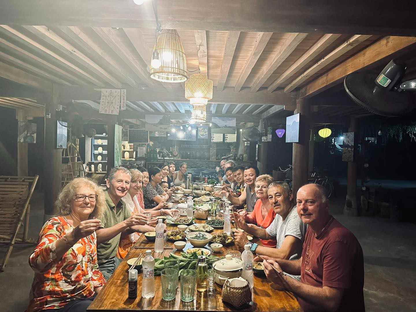 Khach Tay an dac san Lam Thuong o Xoi Farmstay. Anh: Hoang Thi Xoi