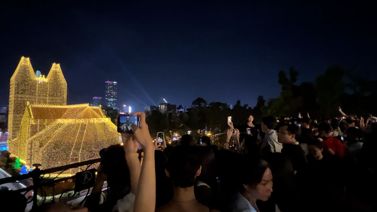 노트르담 대성당에 불이 켜지는 순간을 기다리며 카운트다운하는 사람들로 가득 찼습니다.