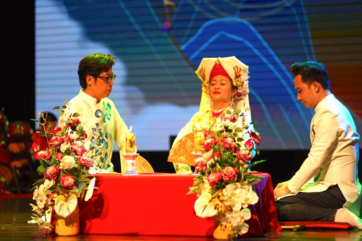 프로그램에서 예술가들이 공연하는 Chau van Chua Thac Nguyen 버전. 사진: Huong Nha