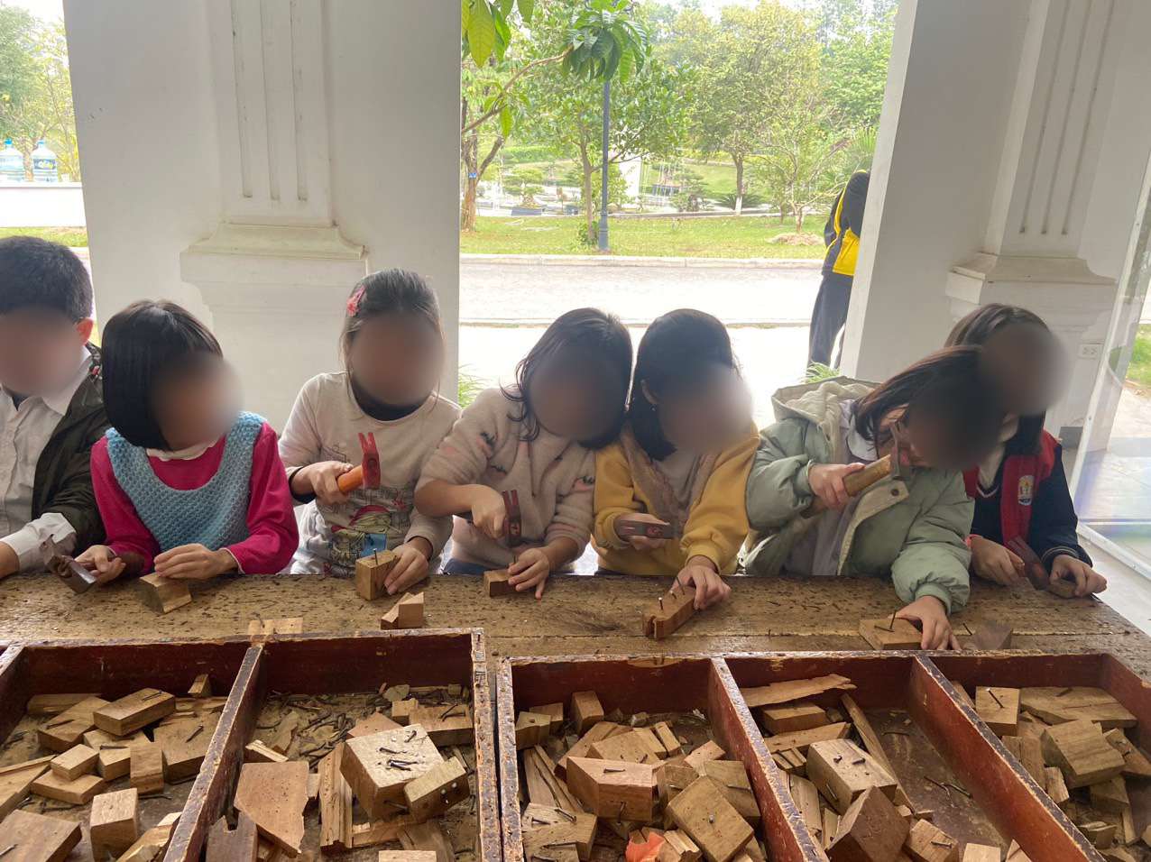 子供たちが遊ぶには、事故や怪我を防ぐために、親や教師の厳格な監督が必要です。写真:ドゥック・ヴァン