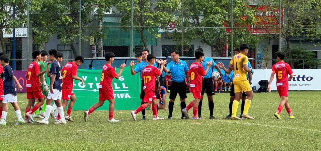 Cac doi bong chuan bi cho giai dau be mac. Anh: Mai Anh.