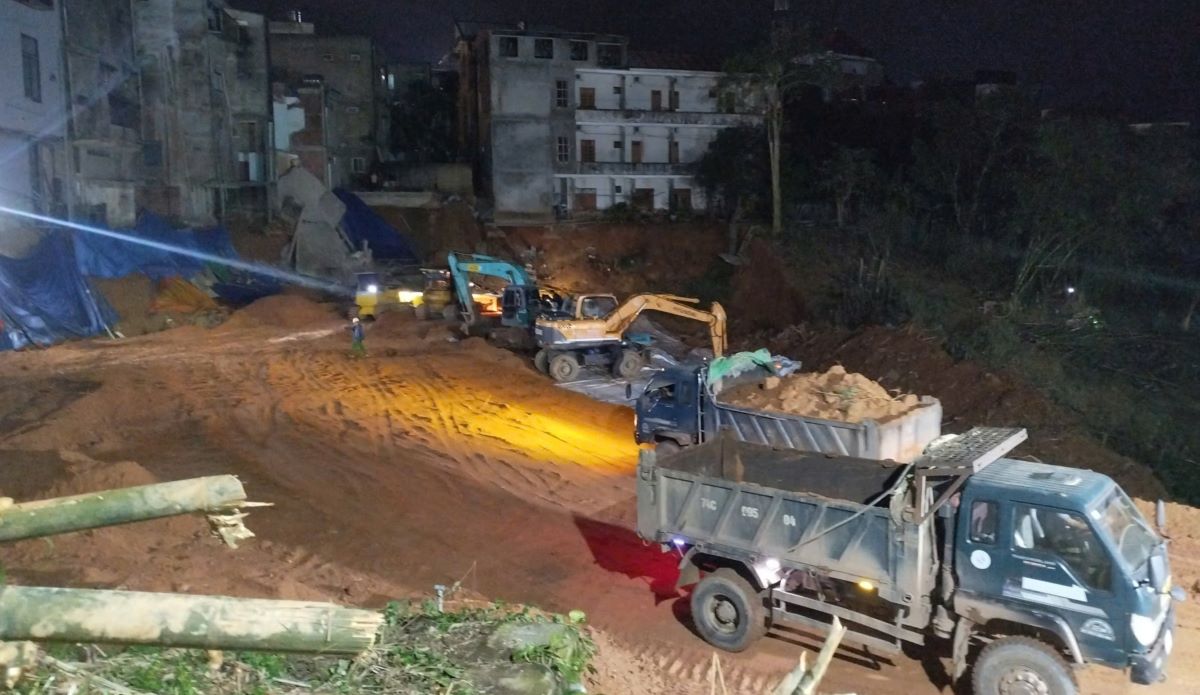 Thi cong xuyen dem de som hoan thanh cong trinh, giup nguoi dan sua nha on dinh cuoc song. Anh: H.Nguyen