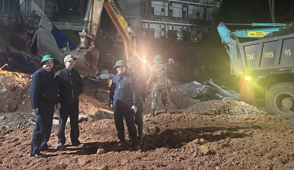 Lanh dao tinh Quang Tri chi dao tai cong truong. Anh: H.Nguyen