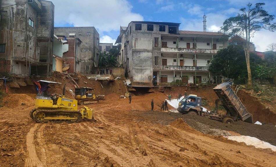 Les travaux de lutte contre les glissements de terrain dans la zone residentielle de la rue Hung Vuong ont atteint plus de 40 % du volume. Photo : Hung Tho
