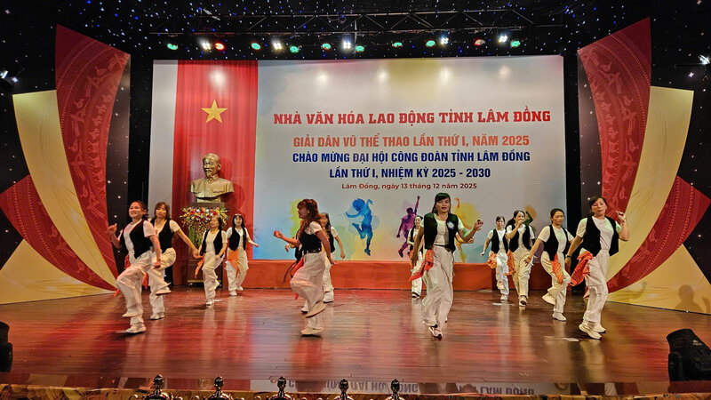 La Casa de la Cultura Laboral de la provincia de Lam Dong organiza numerosas actividades culturales y deportivas animadas para celebrar el I Congreso Provincial de Sindicatos mandato 2025 - 2030. Foto: Duc Lam