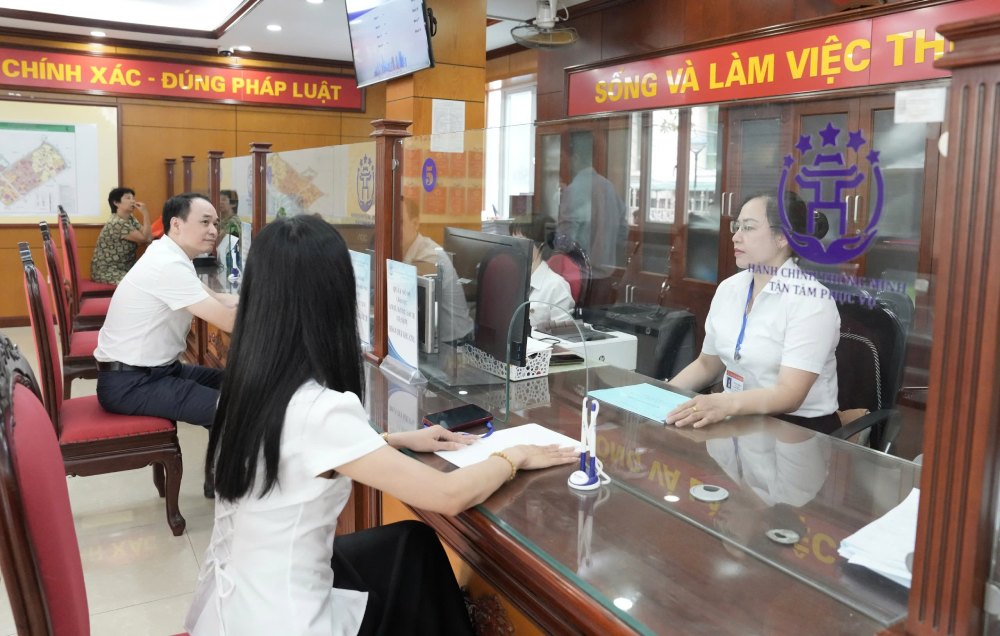 Review and amend inappropriate regulations such as the requirement to submit original documents and administrative procedures at the place of residence. In the photo, people perform administrative procedures in Thanh Xuan ward (Hanoi). Photo: Pham Dong