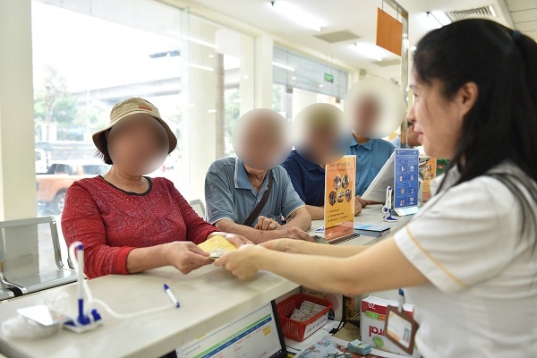 Voters suggested that the Government consider supporting policies so that people aged 60 and over can receive monthly social pension benefits. In the photo is an elderly person receiving pension at the payment point. Photo: According to Vietnam Social Insurance