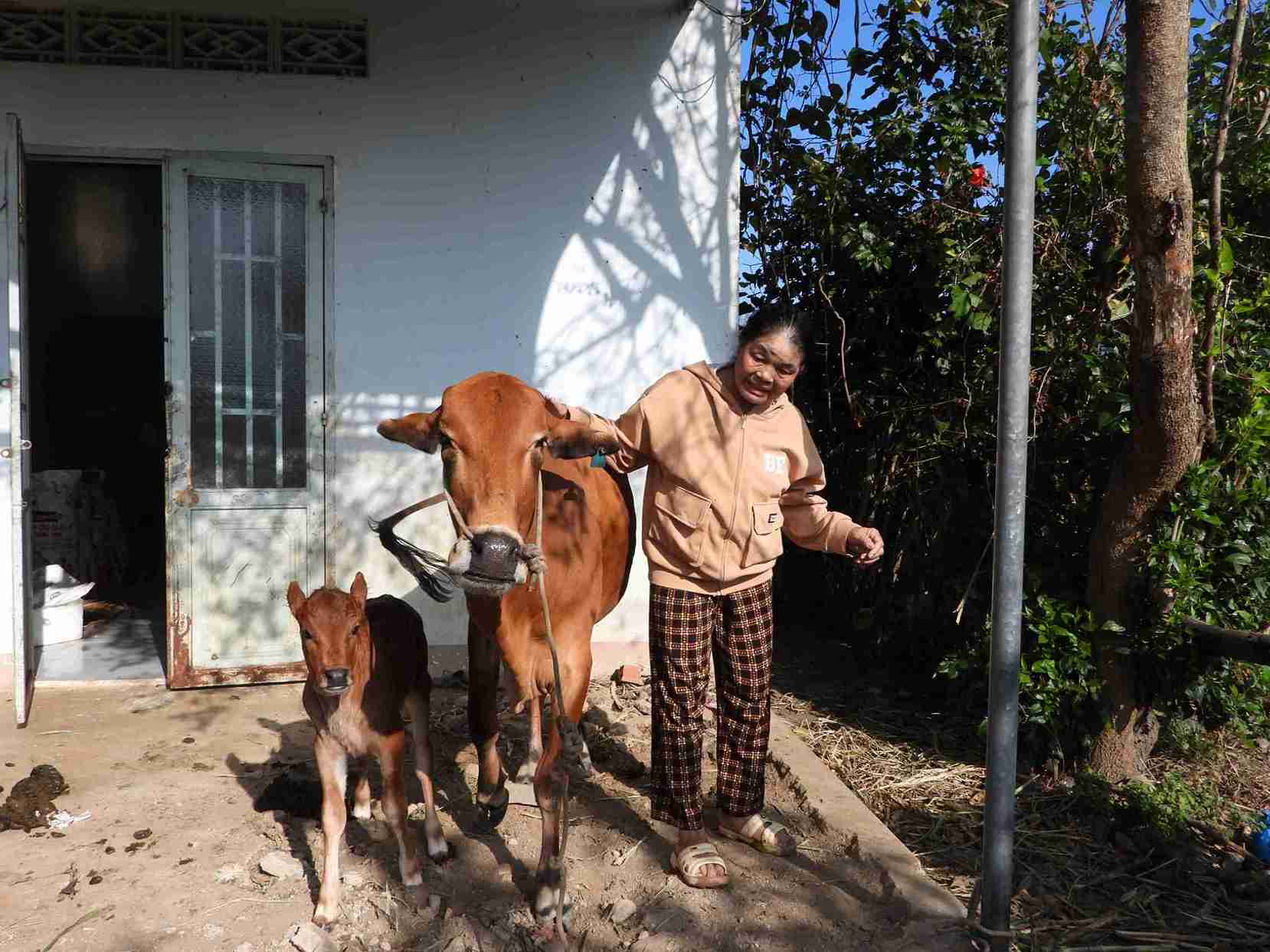 Ba Nong Thi Boi ben canh bo sinh san duoc nhan vao nam 2024. Anh: Bao Lam