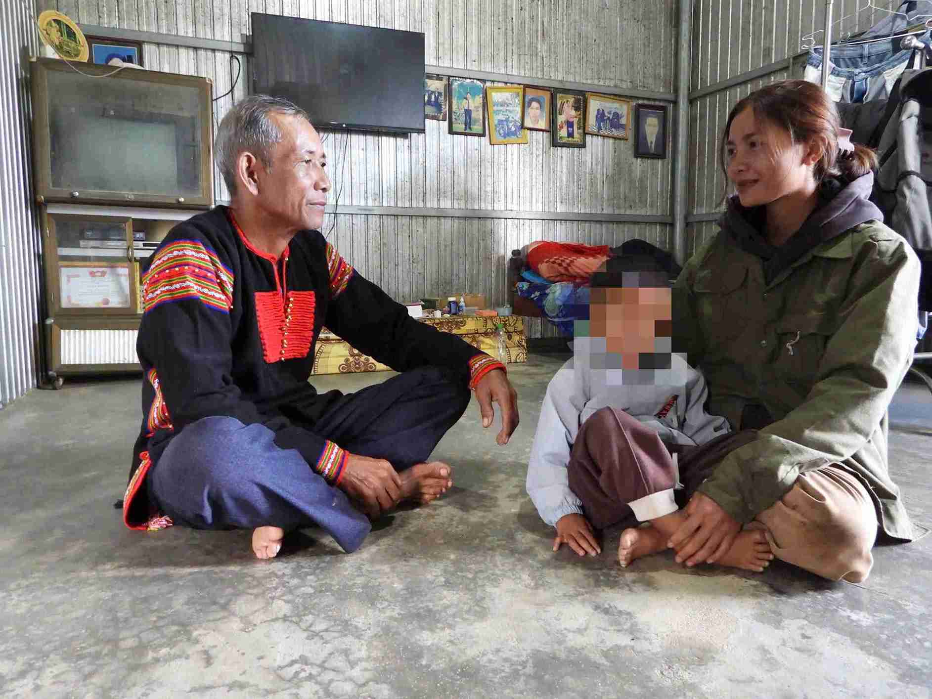 Prestigious people are the "extended arm" that helps the Krong No commune government propagate and disseminate the law to the people. Photo: Bao Lam